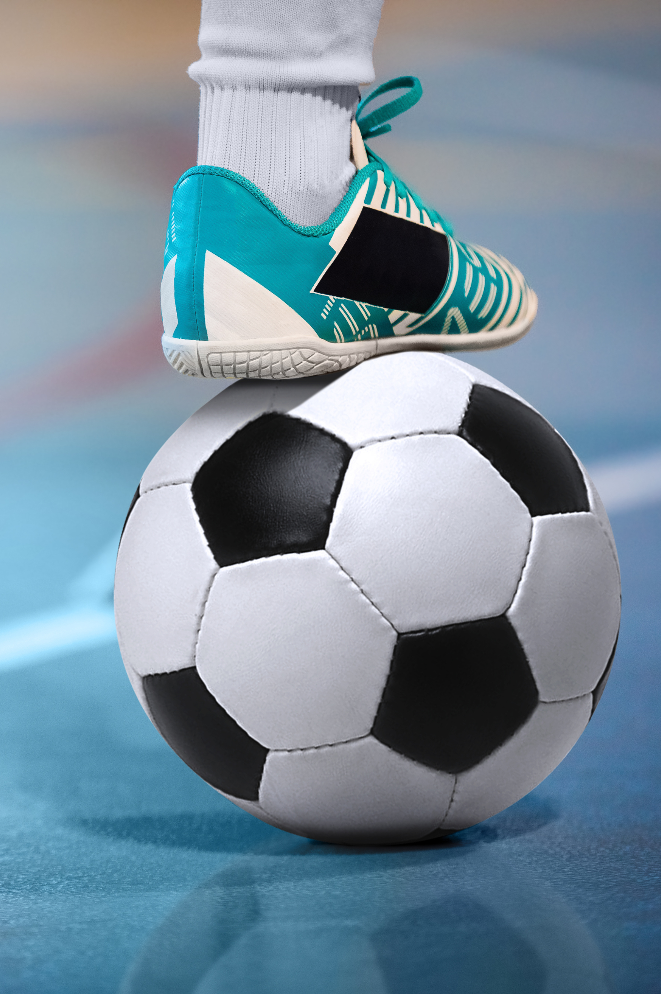 Bola de futebol em quadra de futsal próxima à trave, representando o tema da pós-graduação em futebol e futsal para profissionais do esporte.