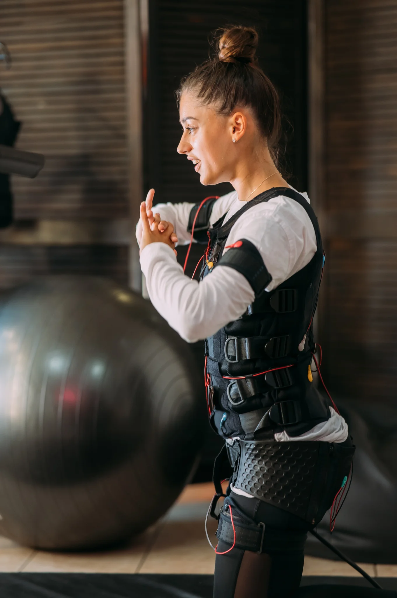 Conheça os benefícios da eletroestimulação muscular de corpo inteiro (WB-EMS) e suas aplicações clínicas na saúde, reabilitação e performance física.