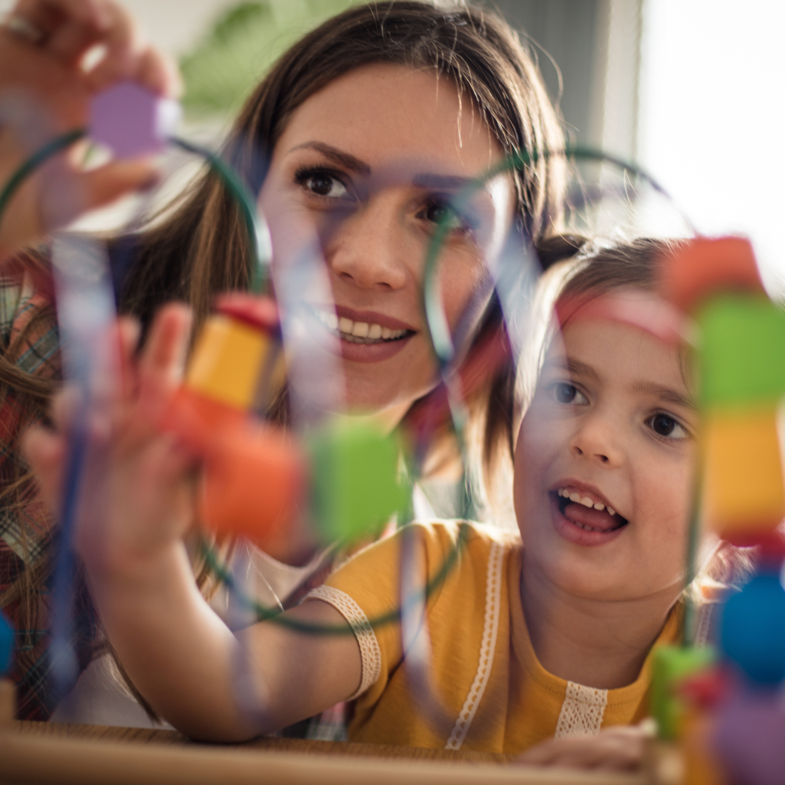 Crianças pequenas em atividade guiada — avaliação na educação infantil