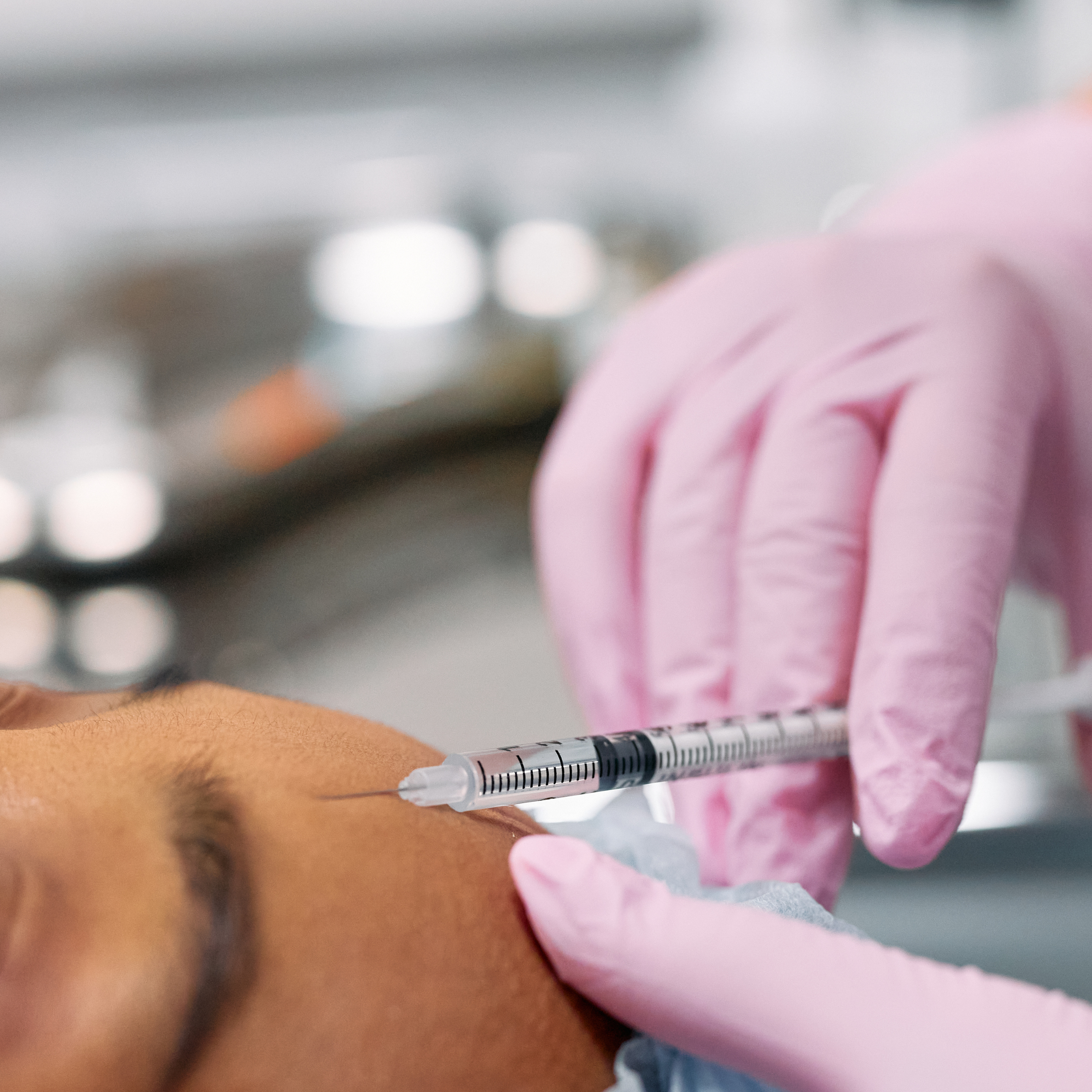 Revisão clínica baseada em personalização na harmonização facial