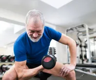 Treino de musculação e condicionamento físico para idosos