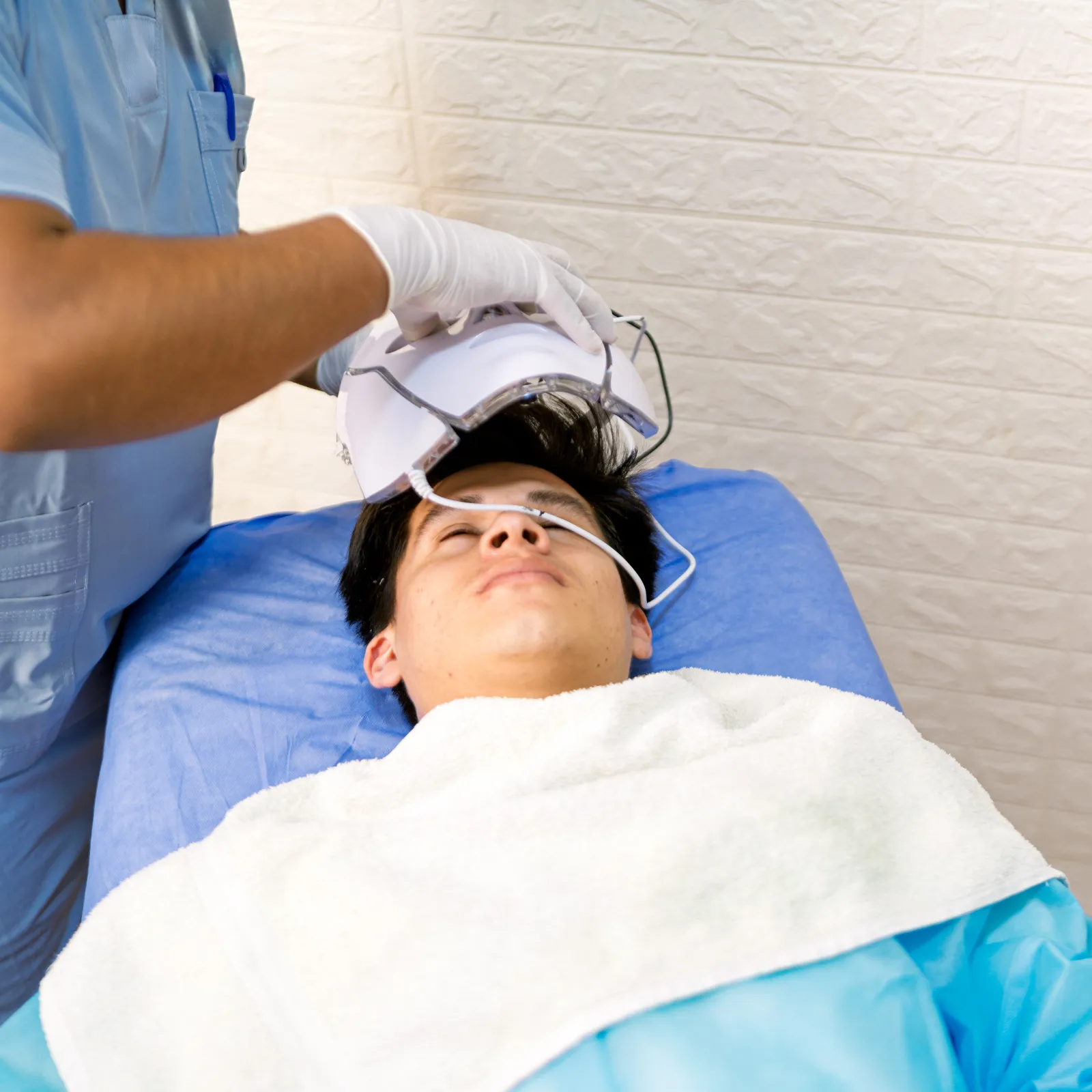 Aplicações de fototerapia regeneração celular estética em protocolos faciais