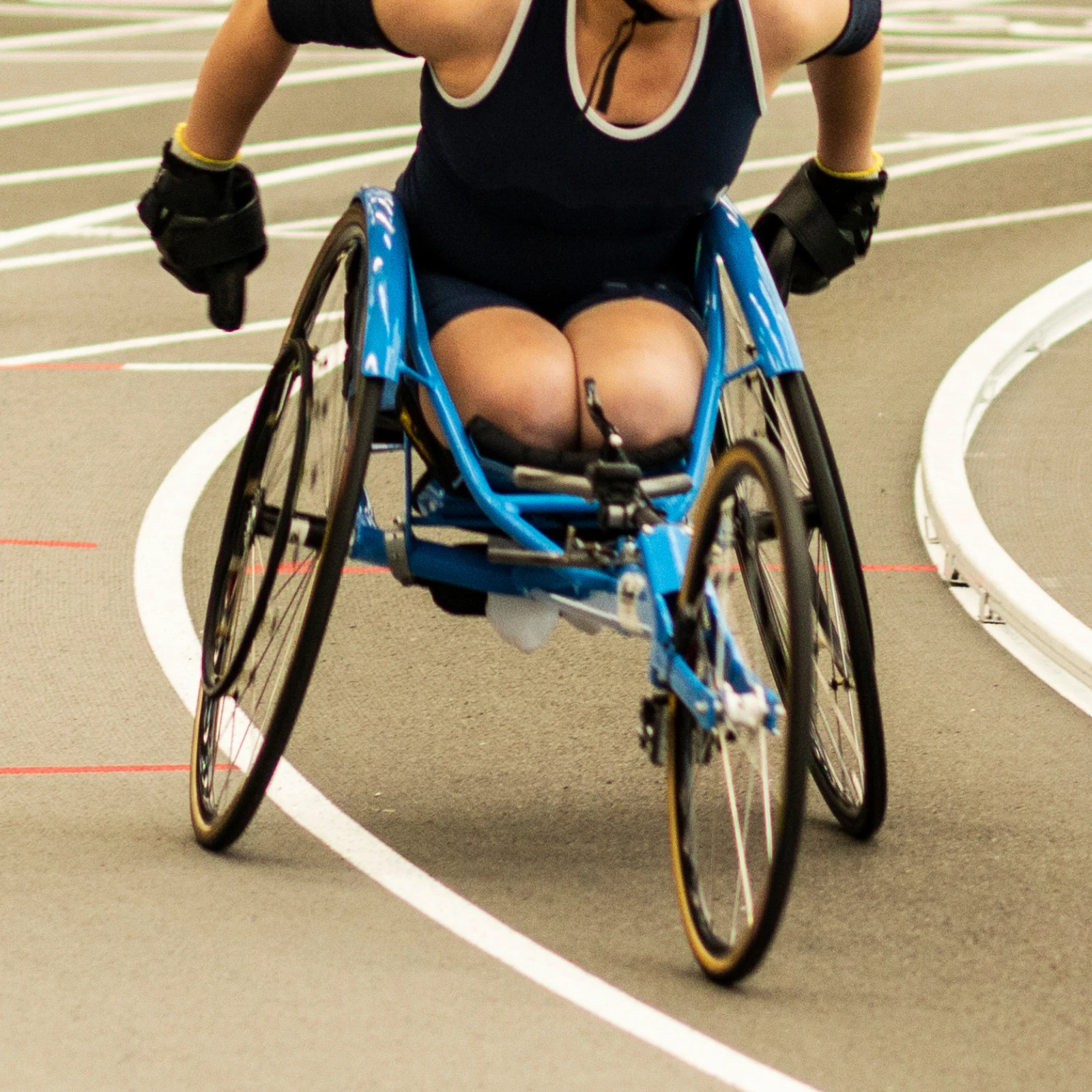 Nadador em ambiente competitivo seguindo modalidades paralímpicas suas regras