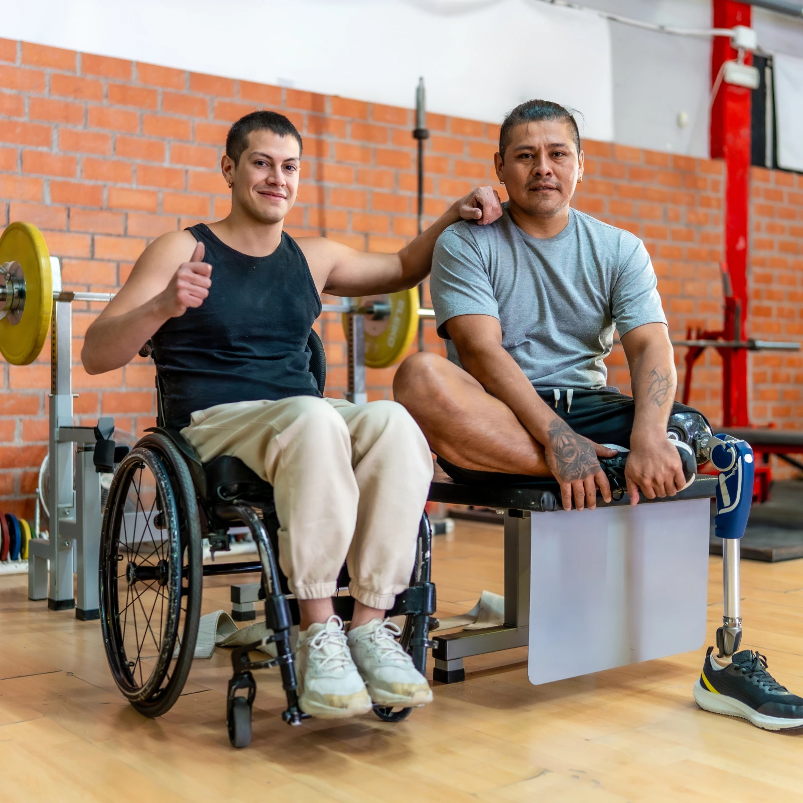 Atleta em destaque seguindo modalidades paralímpicas suas regras em prova de pista