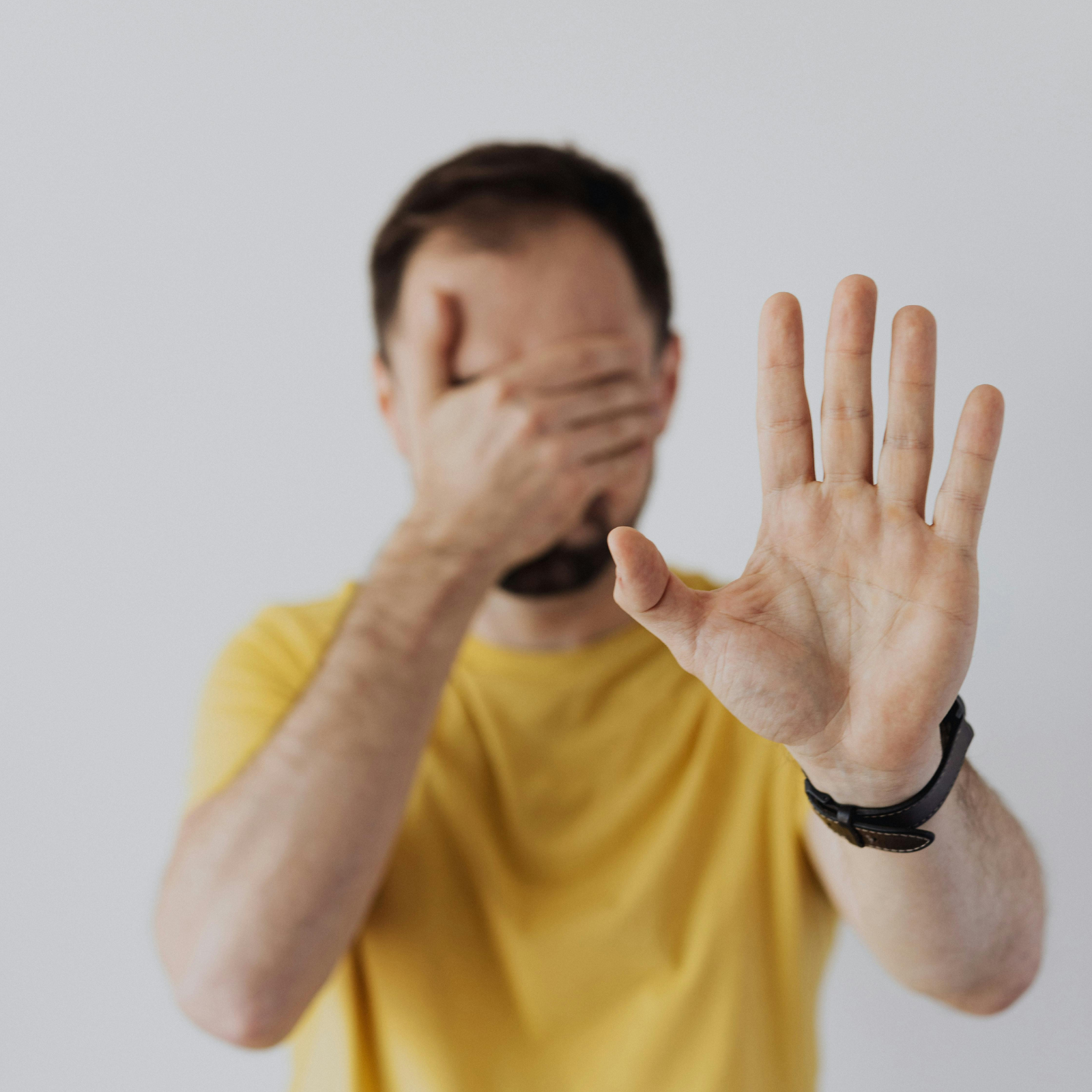 Plano de segurança e sinais de alerta suicídio em materiais educativos