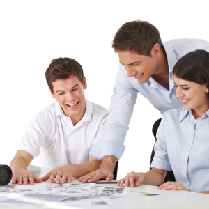 Professores selecionando fotos para documentação pedagógica interpretativa