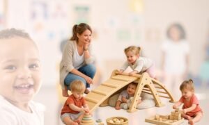 Professora observa crianças pequenas brincando livremente em um ambiente pikleriano, enquanto exploram materiais de madeira, movimento corporal e atividades autônomas com concentração e segurança