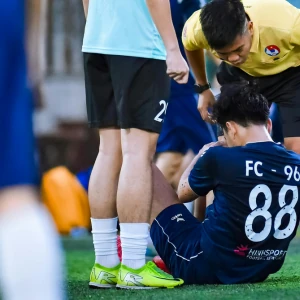 Rotina de aquecimento para sobrecarga no futebol com progressão de intensidade e especificidade