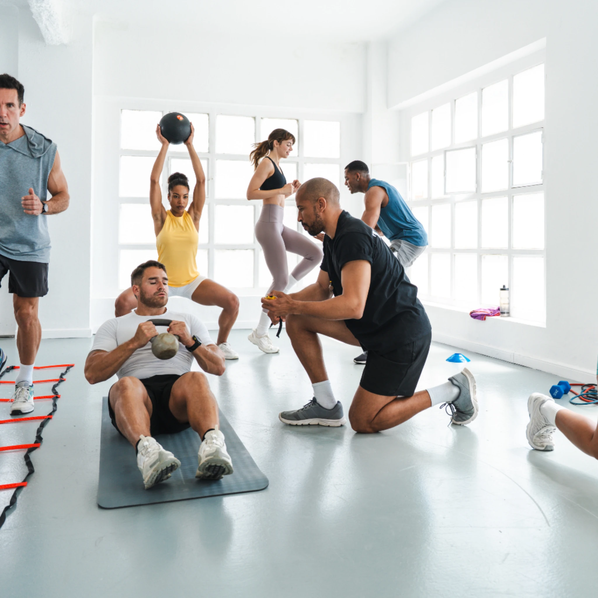 especialista em medicina esportiva avaliando segurança e progressão do exercício