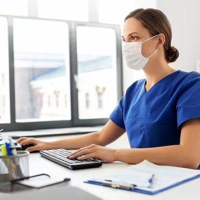 [Imagem de Profissional de saúde utilizando tecnologia para estudo especializado]