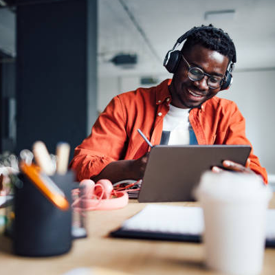 [Estudante em ambiente confortável configurando requisitos técnicos para cursar pós-graduação EAD]