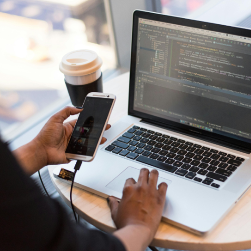 [Imagem de Ilustração de rede neural e circuitos digitais modernos]