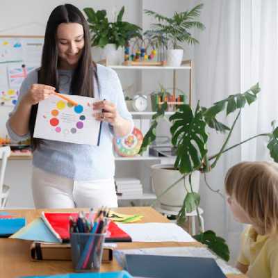 [Criança participando de atividade lúdica coordenada por especialista]