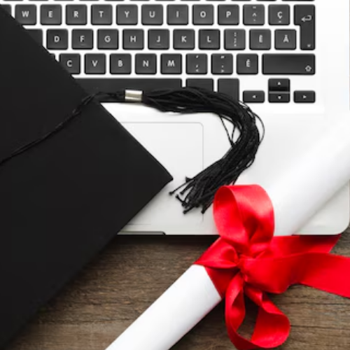 [Imagem de profissionais da educação analisando dados em um tablet]