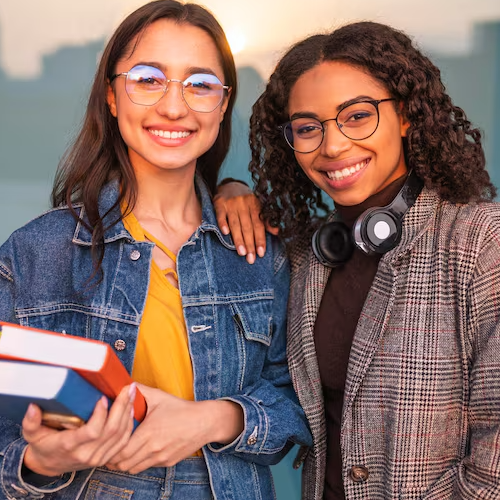 [Imagem de Amigos sorridentes posando junto com livros]