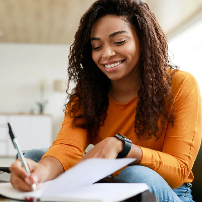 [Imagem de Estudante em ambiente de estudo organizado]