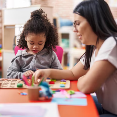 [Profissional de educação estudando via EAD com foco em educação infantil]