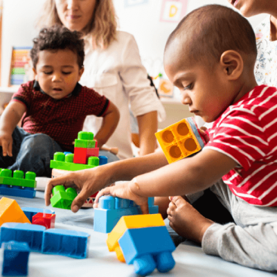 [Imagem de profissional de educação mediando o brincar]