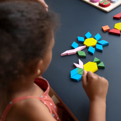 [Imagem de professor em interação pedagógica]