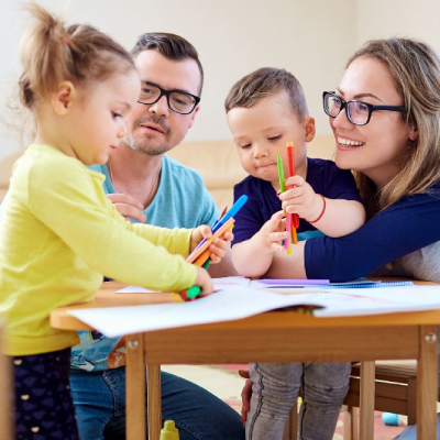 [Imagem de educador conversando com pais de forma acolhedora]