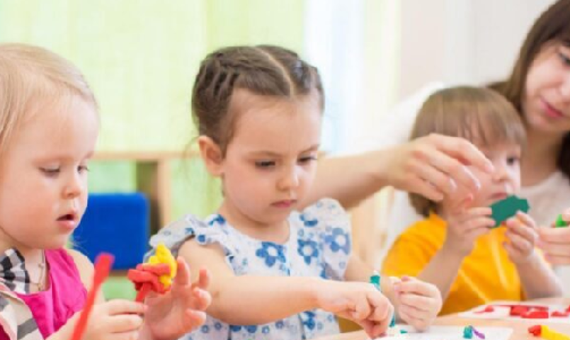 O papel do brincar na educação de bebês