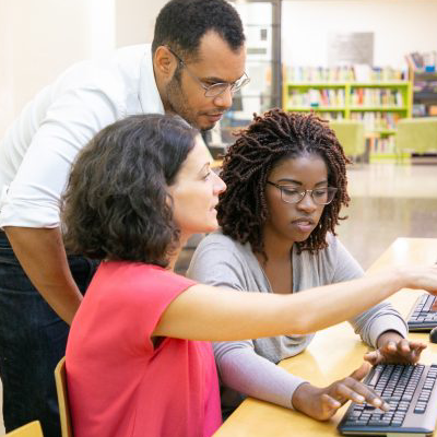 [Imagem de profissionais colaborando em um escritório moderno]