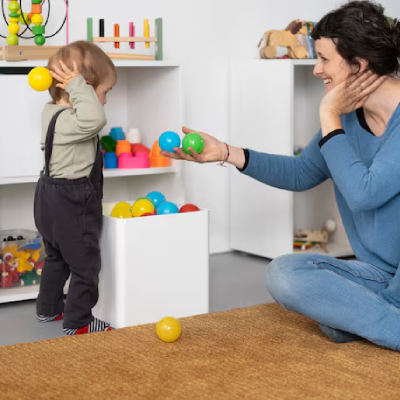 [Imagem de Educadora trabalhando equilíbrio e movimento com crianças]