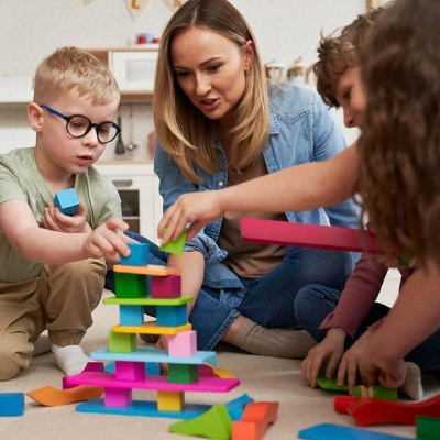 [Criança em desenvolvimento motor natural]