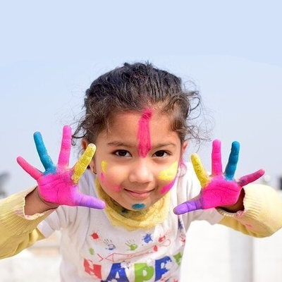 [Imagem de criança explorando o ambiente]