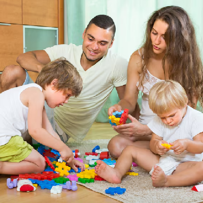 [Imagem de interação acolhedora entre professora e família]