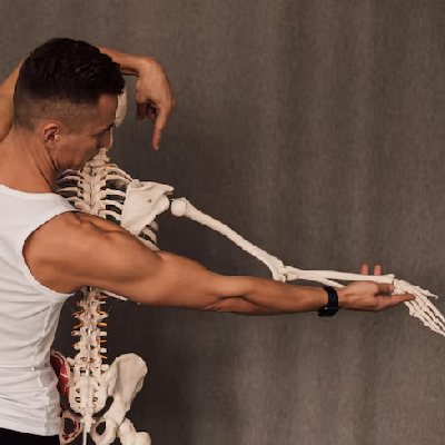 [Imagem de Profissional de saúde avaliando articulação]