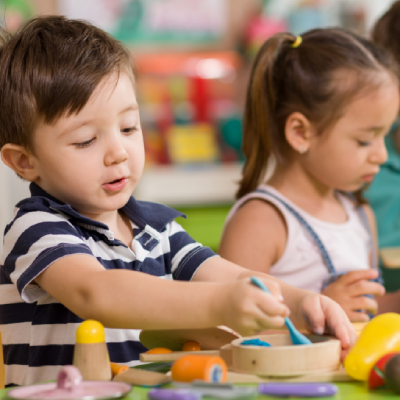 [Imagem de bebês brincando e explorando o ambiente]