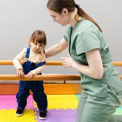 [Imagem de Criança desenvolvendo coordenação com brinquedos lúdicos]