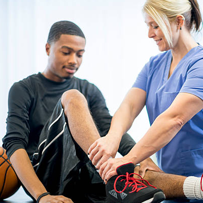 [Imagem de médico examinando atleta]