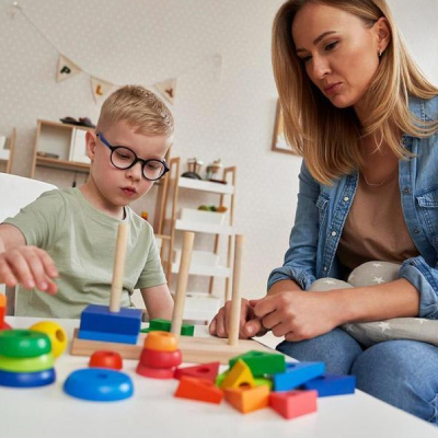 [Bebê explorando ambiente de forma autônoma]