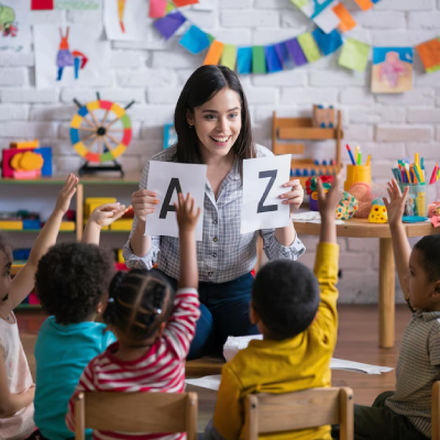 [Imagem de bebê em atividade pedagógica]