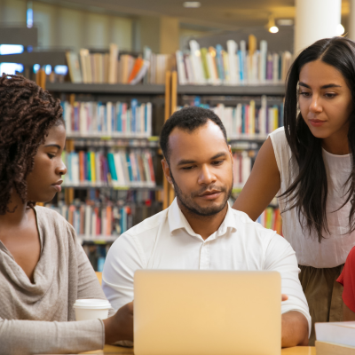 [Imagem de profissional em ambiente de trabalho tecnológico]