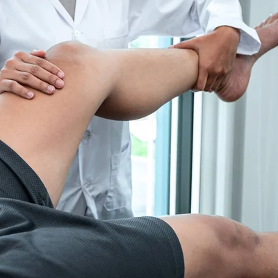 [Image de profissional de Educação Física a realizar avaliação]