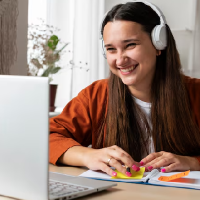 [Imagem de profissional em aula online]