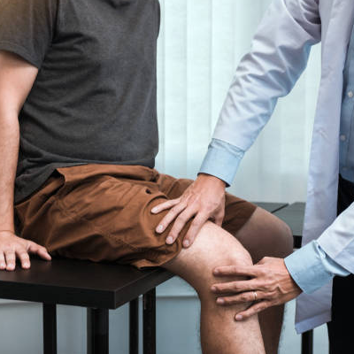 [Image de atleta a realizar exercícios de fortalecimento]