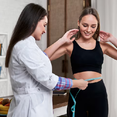 [Imagem de profissional de Educação Física realizando testes de mobilidade em aluno]