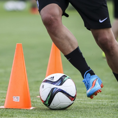 [Imagem de análise de jogo futebol controle de bola e decisão em espaço reduzido]