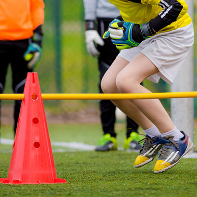 [Imagem de Atleta realizando treinamento de pliometria e salto no futebol]