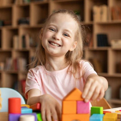 Profissional de neuropsicopedagogia organizando sessão de estimulação