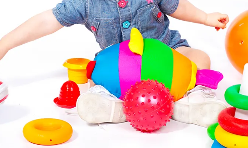 Desenvolvimento sensório-motor no bebê e o papel da exploração livre