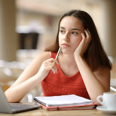 [Imagem de profissional com dúvidas sobre qual pós-graduação escolher]