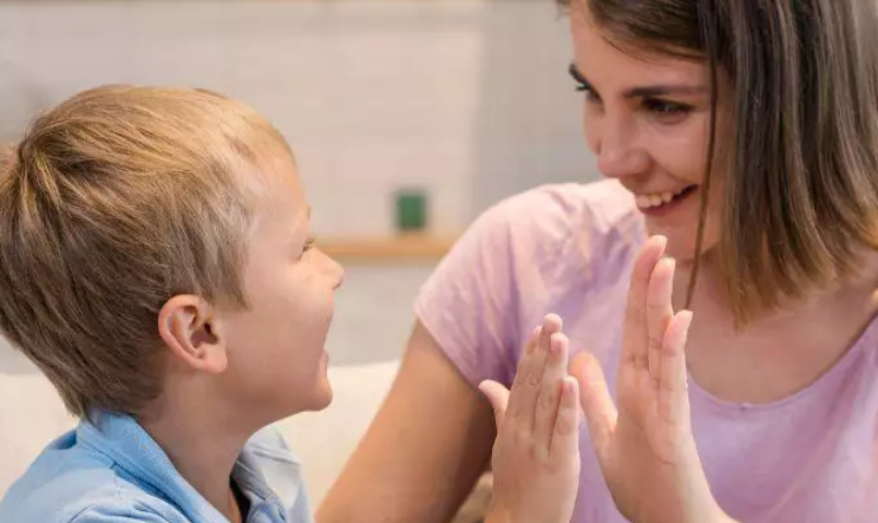Segurança emocional infantil: como estabilidade afetiva ativa atenção conjunta e participação
