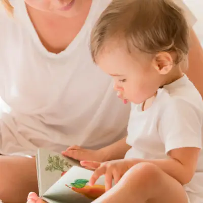 Bebê explorando livro ilustrado