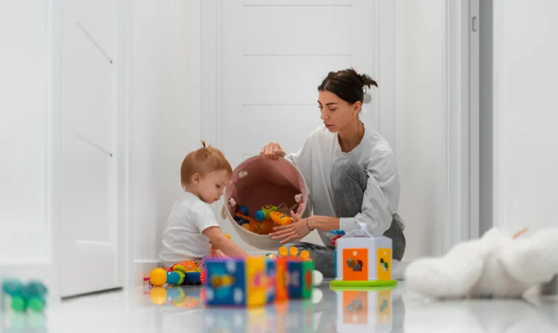 Curiosidade investigativa do bebê: como pequenas observações do adulto ampliam exploração e intencionalidade