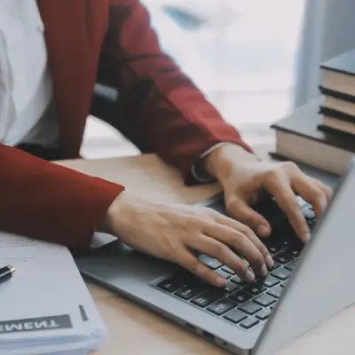 Profissional desenvolvendo competências para tradução técnica no computador